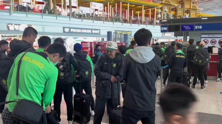  博主：昨天遭遇停飛休息一晚，國安隊首都機場今日再出發(fā)