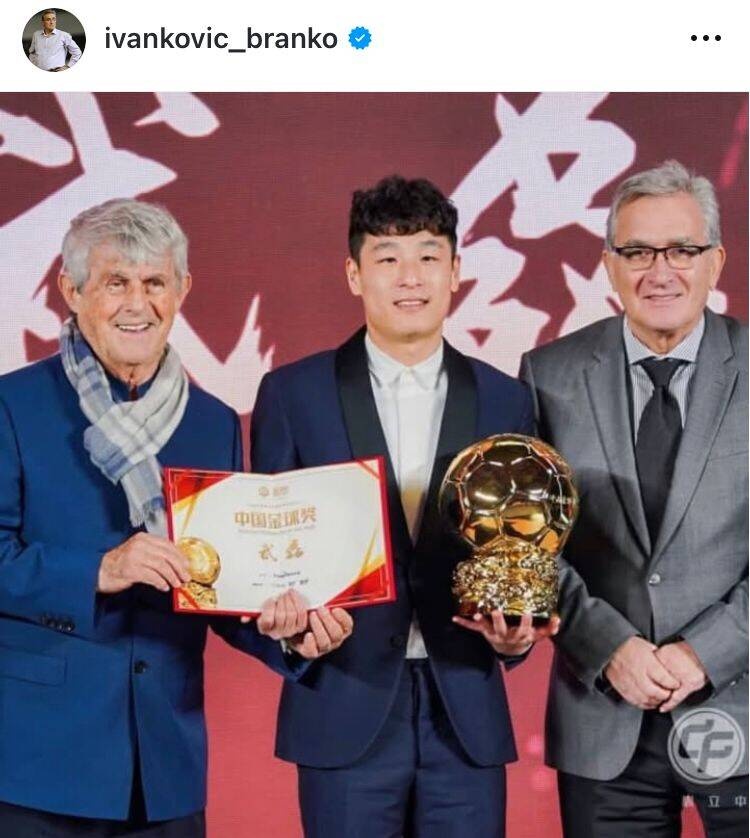  出席中國金球獎(jiǎng)?lì)C獎(jiǎng)儀式，伊萬曬與武磊、米盧同框照片