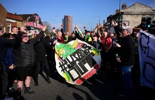 曼晚：約5000曼聯(lián)球迷賽前抗議格雷澤家族，打出多個標(biāo)語橫幅