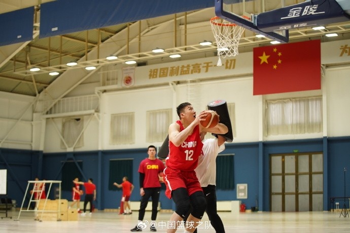  中國籃球之隊官博：大塊頭 大能量 祝李炎哲25歲生日快樂！