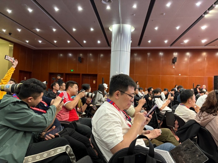  萬眾矚目！記者擠滿國足賽前新聞發(fā)布廳，賽場記者預(yù)計超300人