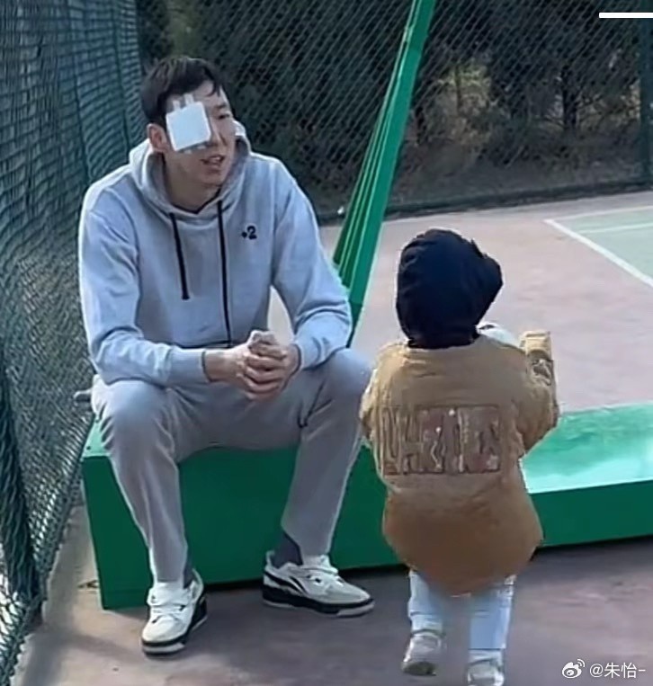  顧家好男人！記者曬出周琦手術(shù)后回歸家庭帶娃照片