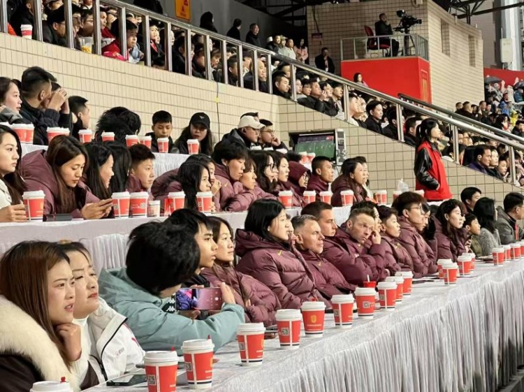  北青體育：中國女足現(xiàn)身中甲賽場，觀看重慶銅梁龍vs遼寧鐵人